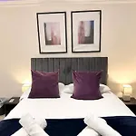 Stylish 3-Bedroom Flat In Prime Location