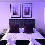 Stylish 3-Bedroom Flat In Prime Location