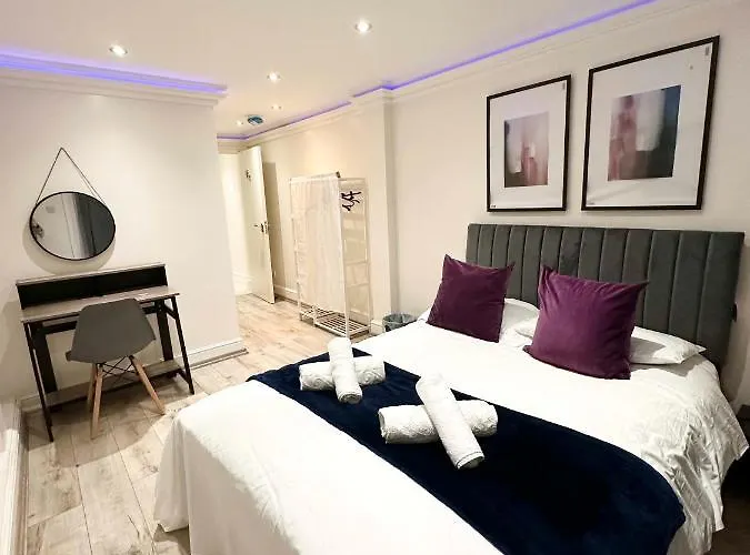 Stylish 3-Bedroom Flat In Prime Location