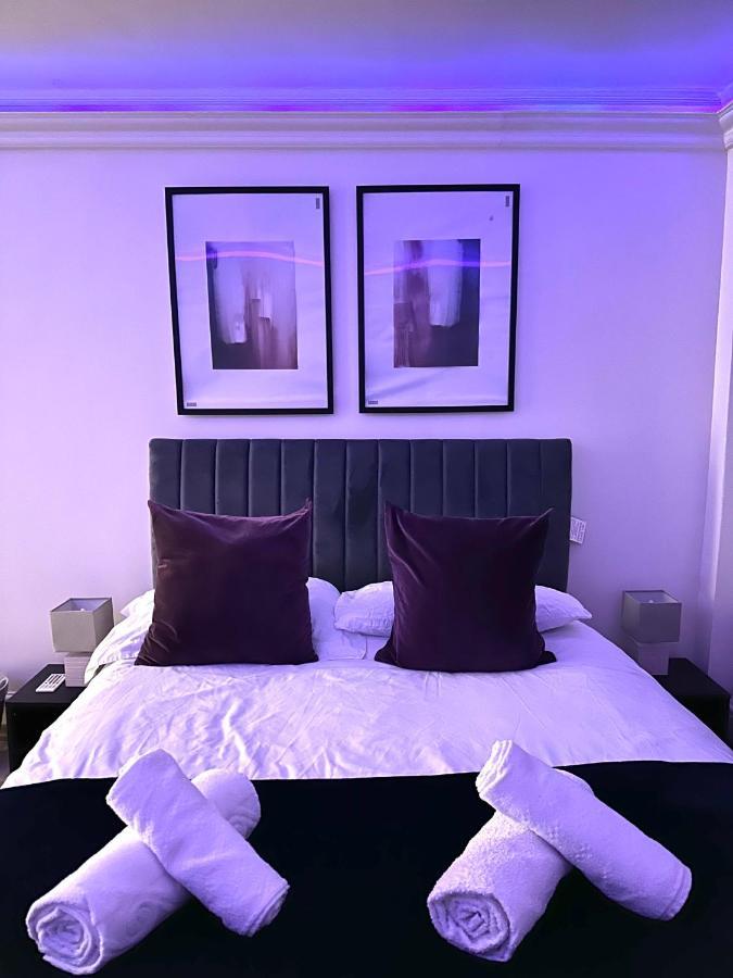 Stylish 3-bedroom Flat In Prime Location *