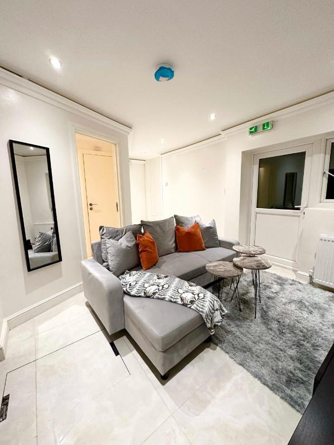 Stylish 3-bedroom Flat In Prime Location *
