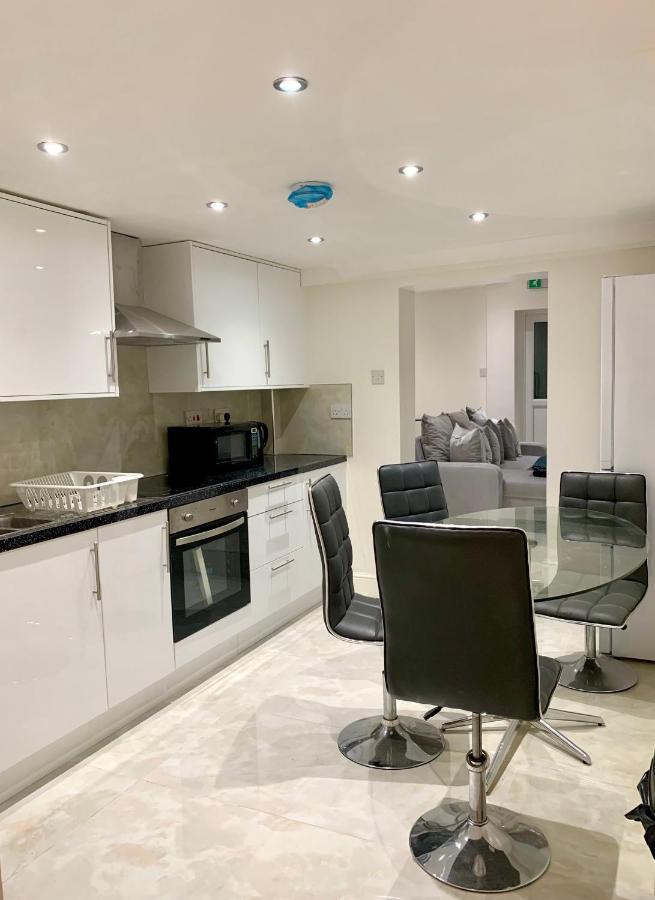 Stylish 3-bedroom Flat In Prime Location *